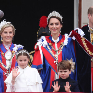 Sophie, duchesse d'Edimbourg, le prince William, prince de Galles, Catherine (Kate) Middleton, princesse de Galles, la princesse Charlotte de Galles, le prince Louis de Galles - La famille royale britannique salue la foule sur le balcon du palais de Buckingham lors de la cérémonie de couronnement du roi d'Angleterre à Londres le 5 mai 2023. 