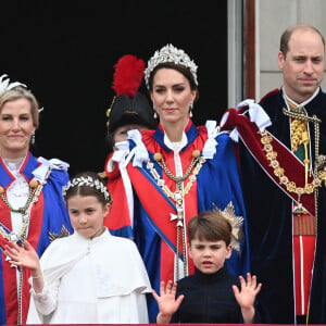 Et sur le balcon elle avait joué les jumelles de Kate Middleton, sa complice. 
Sophie, duchesse d'Edimbourg, Lady Louise Windsor, James Mountbatten-Windsor, Comte de Wessex, le prince William, prince de Galles, Catherine (Kate) Middleton, princesse de Galles, la princesse Charlotte de Galles, le prince Louis de Galles - La famille royale britannique salue la foule sur le balcon du palais de Buckingham lors de la cérémonie de couronnement du roi d'Angleterre à Londres le 5 mai 2023. 