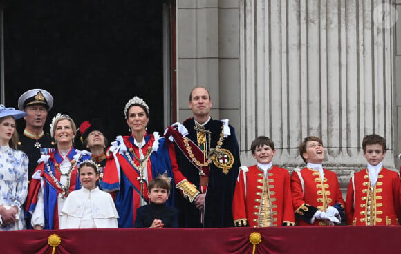 Stefan Rousseau - 72041199 - La famille royale britannique salue la foule sur le balcon du palais de Buckingham lors de la cérémonie de couronnement du roi d'Angleterre à Londres Le prince Edward, duc d'Edimbourg, Sophie, duchesse d'Edimbourg, Lady Louise Windsor, James Mountbatten-Windsor, Comte de Wessex, le prince William, prince de Galles, Catherine (Kate) Middleton, princesse de Galles, la princesse Charlotte de Galles, le prince Louis de Galles, le prince George de Galles, le duc et la duchesse de Gloucester, Vice Admiral Sir Tim Laurence, la princesse Anne - La famille royale britannique salue la foule sur le balcon du palais de Buckingham lors de la cérémonie de couronnement du roi d'Angleterre à Londres le 5 mai 2023.  British royal family on the balcony of Buckingham Palace, London, following the coronation. Picture date: Saturday May 6, 2023.