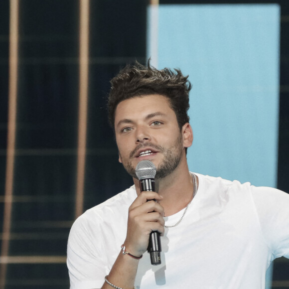 Exclusif - Kev Adams - Tournage de l'émission "Sketch Story", présentée par L.Boccolini. Le 12 septembre 2022 C'est l'une des nouveautés de cette rentrée 2022. Samedi 8 octobre à 21h10, retrouvez " Sketch Story ", la nouvelle création originale de France 2 dans laquelle les stars de l'humour vont réinterpréter leurs sketchs les plus célèbres dans de courtes fictions ! Dans ce show d'humour inédit, présenté par L.Boccolini, découvrez les sketchs cultes comme vous ne les avez jamais vus : " Le train pour Pau " de Chevallier et Laspalès, " Les coiffeuses " des Chevaliers du Fiel, " Le permis de conduire " de M.Robin et P.Palmade, " Le cocktail mondain " d'A.Roumanoff, " Les pétasses " des Inconnus, " François Hollande " de L.Gerra,  " Madame Sarfati : Allô la police " d'É.Kakou, " Chère Maman " de R.Magdane, etc. L'émission sera aussi l'occasion pour les invités de la soirée de vous présenter sur scène leurs sketchs les plus drôles. Humour, convivialité et originalité... Une soirée de rire totalement inédite à découvrir exclusivement sur France 2 ! © Jack Tribeca / Bestimage
