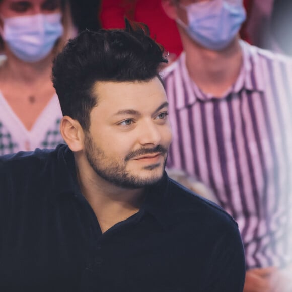 Exclusif - Kev Adams sur le plateau de l'émission TPMP (Touche pas à mon poste) diffusée en direct sur la chaine C8 le 15 février 2022. © Jack Tribeca / Bestimage