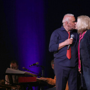 Exclusif - Michel Fugain embrasse sa femme Sanda lors du concert "Michel Fugain fait Bandapart" pour les 80 ans du chanteur à Bobino à Paris le 12 Mai 2022. © Bertrand Rindoff/Bestimage  (No Web - pour suisse et Belgique) 