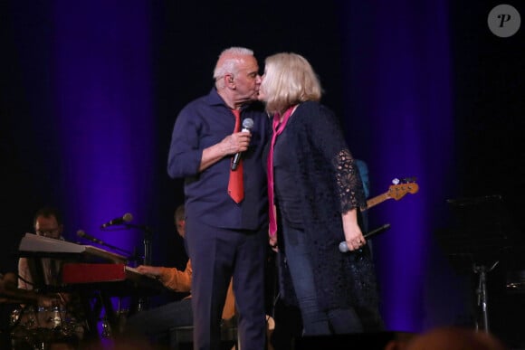 Exclusif - Michel Fugain embrasse sa femme Sanda lors du concert "Michel Fugain fait Bandapart" pour les 80 ans du chanteur à Bobino à Paris le 12 Mai 2022. © Bertrand Rindoff/Bestimage  (No Web - pour suisse et Belgique) 