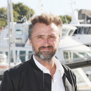Une légende de photo où l'on pouvait voir sa belle de dos, mais identifiée sur l'image.
Alexandre Brasseur pour le feuilleton télévisé "Demain nous appartient" au photocall du quatrième jour du festival international du film de La Rochelle, France, le 15 septembre 2018. © Patrick Bernard/Bestimage