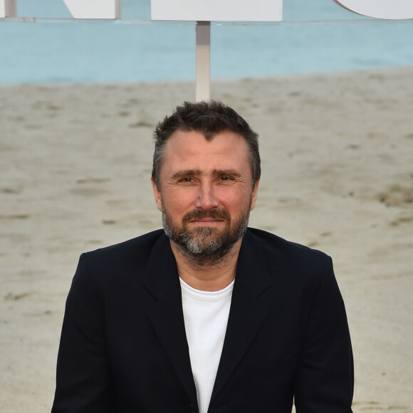 Alexandre Brasseur durant un photocall pour la 1ère édition du festival Canneseries, à Cannes, sur la plage du Gray d'Albion, le 9 avril 2018. © Bruno Bebert / Bestimage