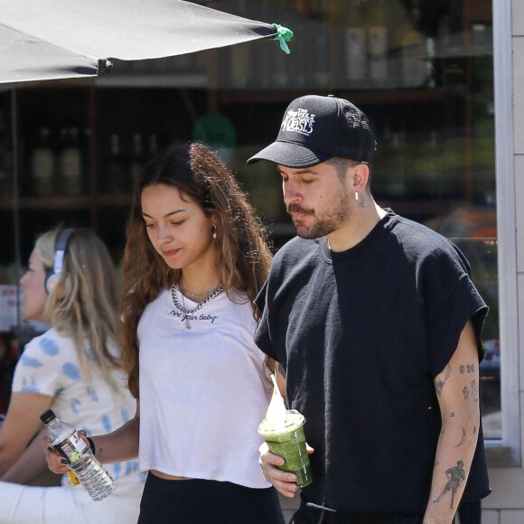 En couple avec le rappeur G-Eazy, elle se trouve actuellement à Los Angeles
 
Exclusif - Jenaye Noah se balade avec son compagnon G-Eazy après un déjeuner au restaurant The Oak Gourmet à Los Feliz le 19 avril 2023.