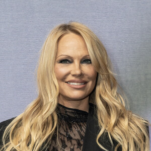 Il s'agit d'une collaboration
Pamela Anderson au photocall de la soirée "Mugler H&M" à New York, le 19 avril 2023.
