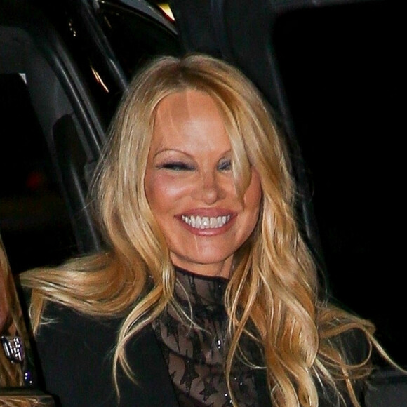 Avec la marque Frankies Bikinis
Pamela Anderson arrive à la soirée "Mugler H&M" à New York, le 19 avril 2023. 