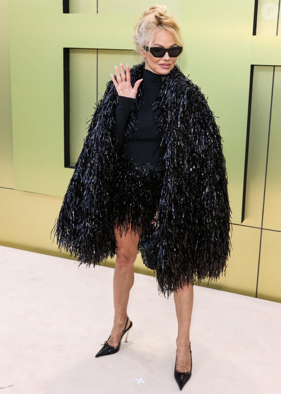 Les prix sont assez onéreux
Pamela Anderson - Les célébrités au défilé de mode automne-hiver 2023/2024 "The Versace" au Pacific Design Center à Los Angeles, le 9 mars 2023.