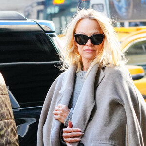 Exclusif - Pamela Anderson sort de son hôtel à New York le 3 février 2023. 