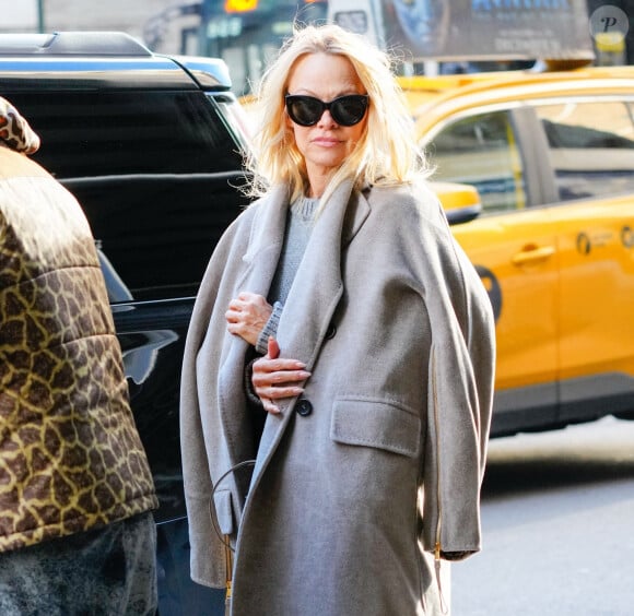 Exclusif - Pamela Anderson sort de son hôtel à New York le 3 février 2023. 