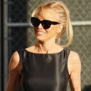 Pamela Anderson arrive à l'émission "Jimmy Kimmel Live!" à Los Angeles, le 31 janvier 2023. 
