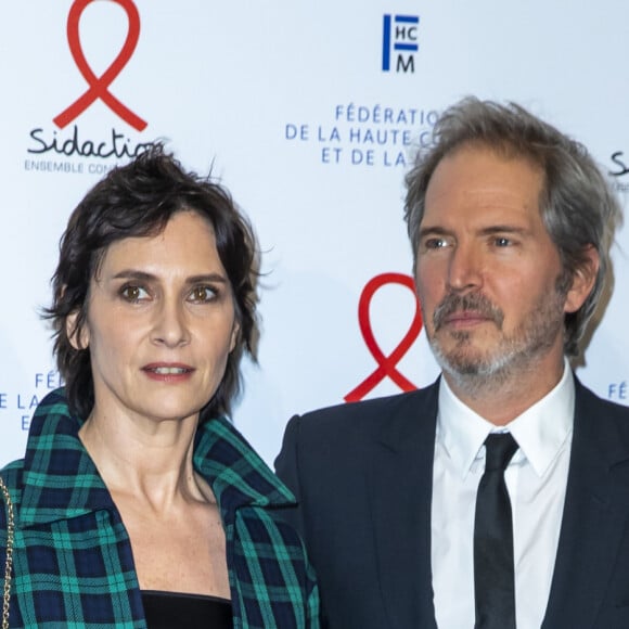 Géraldine Pailhas et son mari Christopher Thompson lors du photocall de la 18ème édition du "Dîner de la mode du Sidaction" au Pavillon Cambon Capucines - Potel et Chabot à Paris, France, le 23 janvier 2020. © Olivier Borde/Bestimage 