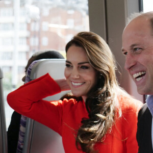 Le prince William, prince de Galles, et Catherine (Kate) Middleton, princesse de Galles, empruntent la ligne de métro Elizabeth pour visiter le pub Dog & Duck à Londres, le 4 mai 2023. Cette visite a pour objectif de voir comment l'établissement se prépare à célébrer le couronnement du roi d'Angleterre et de la reine consort, le 4 mai 2023.