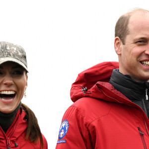 Le prince William, prince de Galles, et Catherine (Kate) Middleton, princesse de Galles, en visite au siège de l'équipe de sauvetage en montagne de Central Beacons à Merthyr Tydfil, au Pays de Galles, le 27 avril 2023.