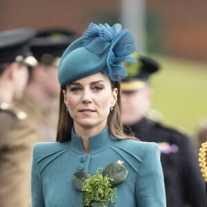 Le prince William, prince de Galles, et la colonelle Catherine (Kate) Middleton, princesse de Galles, à l'assemblée annuelle des Irish Guards Parade de la St Patrick à Mons Barracks à Aldershot, le 17 mars 2023. Catherine (Kate) Middleton, princesse de Galles, a récemment été nommée colonelle de l'Irish Guards par le roi d'Angleterre.