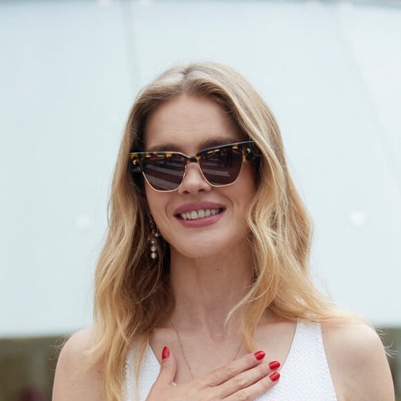 Natalia Vodianova se promène sur la croisette lors du 75ème Festival International du Film de Cannes, le 22 mai 2022. 