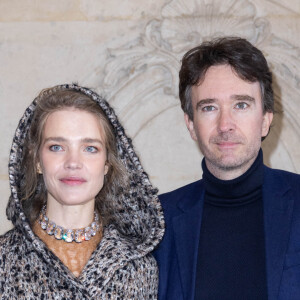 Notamment des enfants autistes comme sa petite soeur Oksana. 
Natalia Vodianova et son mari Antoine Arnault lors du photocall du défilé Dior Haute Couture Printemps/Été 2022 dans le cadre de la Fashion Week de Paris, France, le 24 janvier 2022. © Rindoff-Borde/Bestimage 