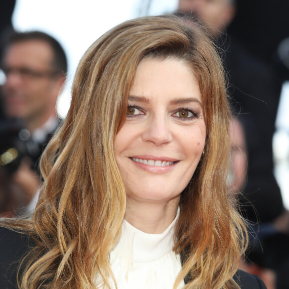 Elle garde un souvenir ému en tout cas de son passage à Cannes en 1996 avec son père, puisqu'il est décédé cette même année
Chiara Mastroianni lors de la montée des marches de la cérémonie de clôture du 72ème Festival International du Film de Cannes, le 25 mai 2019. © Denis Guignebourg/Bestimage
