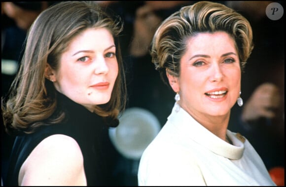 Notamment il y a exactement trente ans, pour Ma saison préférée
Chiara Mastroianni et Catherine Deneuve au Festival de Cannes pour Ma Saison préférée en 1993
