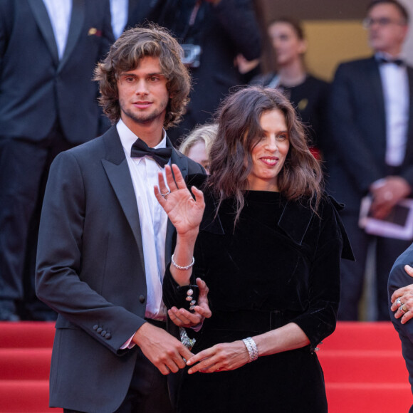 Diego Le Fur, Maïwenn Le Besco, Thierry Frémaux, Johnny Depp, Pierre Richard - Montée des marches du film " Jeanne du Barry " pour la cérémonie d'ouverture du 76ème Festival International du Film de Cannes, au Palais des Festivals à Cannes. Le 16 mai 2023 © Olivier Borde / Bestimage 