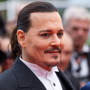Johnny Depp - Montée des marches du film " Jeanne du Barry " pour la cérémonie d'ouverture du 76ème Festival International du Film de Cannes, au Palais des Festivals à Cannes. Le 16 mai 2023 © Olivier Borde / Bestimage 