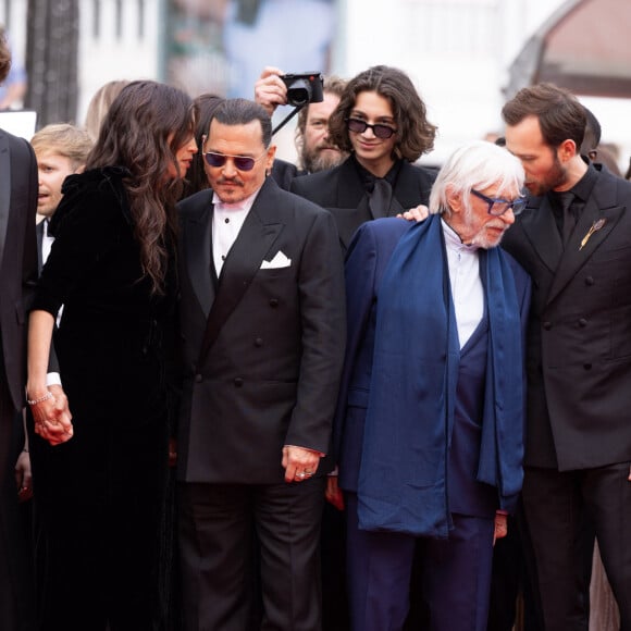 Diego Le Fur, Maïwenn Le Besco, Johnny Depp, Pierre Richard, Benjamin Lavernhe - Montée des marches du film " Jeanne du Barry " pour la cérémonie d'ouverture du 76ème Festival International du Film de Cannes, au Palais des Festivals à Cannes. Le 16 mai 2023 © Olivier Borde / Bestimage 