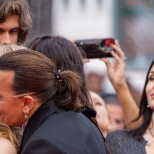 Pauline Pollmann, Johnny Depp, Pierre Richard - Montée des marches du film " Jeanne du Barry " pour la cérémonie d'ouverture du 76ème Festival International du Film de Cannes, au Palais des Festivals à Cannes. Le 16 mai 2023 © Olivier Borde / Bestimage 