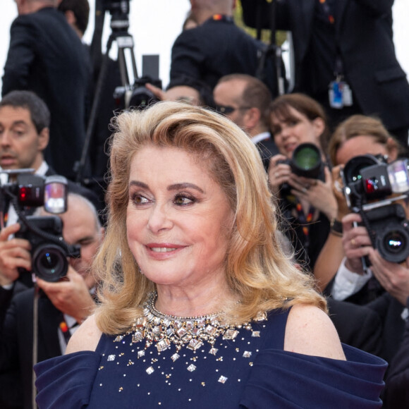 Catherine Deneuve - Montée des marches du film " Jeanne du Barry " pour la cérémonie d'ouverture du 76ème Festival International du Film de Cannes, au Palais des Festivals à Cannes. Le 16 mai 2023 © Olivier Borde / Bestimage 