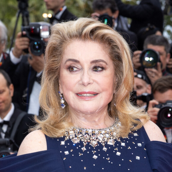 Catherine Deneuve - Montée des marches du film " Jeanne du Barry " pour la cérémonie d'ouverture du 76ème Festival International du Film de Cannes, au Palais des Festivals à Cannes. Le 16 mai 2023 © Olivier Borde / Bestimage