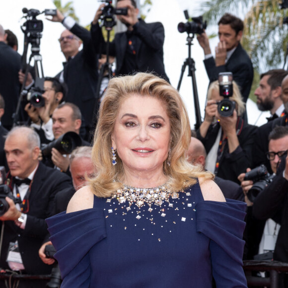 Catherine Deneuve - Montée des marches du film " Jeanne du Barry " pour la cérémonie d'ouverture du 76ème Festival International du Film de Cannes, au Palais des Festivals à Cannes. Le 16 mai 2023 © Olivier Borde / Bestimage 