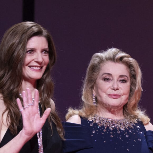 Chiara Mastroianni et sa mère Catherine Deneuve - Cérémonie d'ouverture du 76ème Festival International du Film de Cannes, au Palais des Festivals à Cannes. Le 16 mai 2023. © Borde-Jacovides-Moreau / Bestimage 