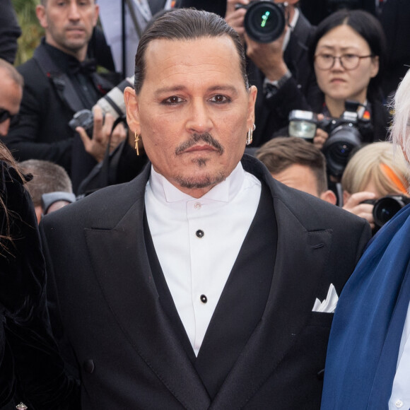 L'acteur américain est la tête d'affiche du film "Jeanne du Barry" de Maïwenn, qui sortait aujourd'hui au cinéma et qui fait l'ouverture de l'événement ce soir.
Johnny Depp - Montée des marches du film " Jeanne du Barry " pour la cérémonie d'ouverture du 76ème Festival International du Film de Cannes, au Palais des Festivals à Cannes. Le 16 mai 2023 © Olivier Borde / Bestimage 