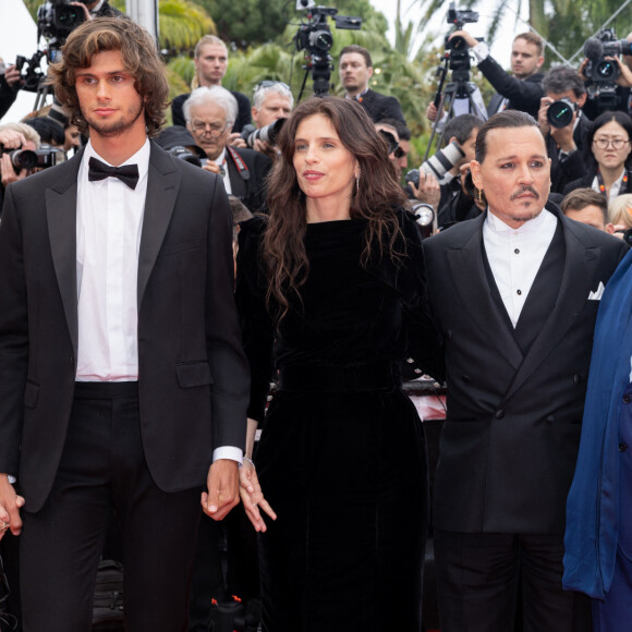 Diego Le Fur, Maïwenn Le Besco, Johnny Depp, Pierre Richard, Benjamin Lavernhe - Montée des marches du film " Jeanne du Barry " pour la cérémonie d'ouverture du 76ème Festival International du Film de Cannes, au Palais des Festivals à Cannes. Le 16 mai 2023 © Olivier Borde / Bestimage 