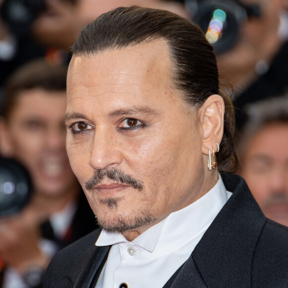 Il portait aussi des boucles d'oreilles et avait comme à son habitude ses cheveux longs plaqués en arrière.
Johnny Depp - Montée des marches du film " Jeanne du Barry " pour la cérémonie d'ouverture du 76ème Festival International du Film de Cannes, au Palais des Festivals à Cannes. Le 16 mai 2023 © Jacovides-Moreau / Bestimage 