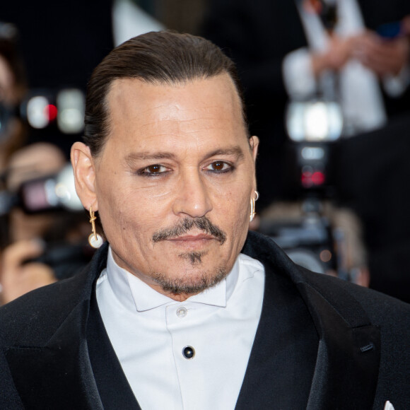 Accrochée à l'ex-femme de Luc Besson, la star hollywoodienne portait un très élégant costume noir et blanc, sans noeud papillon ni cravate. 
Johnny Depp - Montée des marches du film " Jeanne du Barry " pour la cérémonie d'ouverture du 76ème Festival International du Film de Cannes, au Palais des Festivals à Cannes. Le 16 mai 2023 © Jacovides-Moreau / Bestimage 