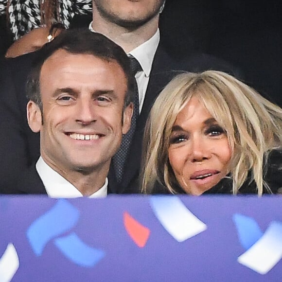 Mais ils ont raconté que c'est le jeune homme, en réalité, qui les aurait provoqué ! 
Emmanuel Macron et sa femme Brigitte lors du match de football de la Coupe de France "Nantes vs Toulouse" au Stade de France à Paris. Le 29 avril 2023 © Matthieu Mirville / Zuma Press / Bestimage 