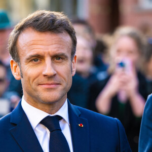 Le président Emmanuel Macron et sa femme Brigitte arrivent au musée Rijksmuseum à Amsterdam le 12 avril 2023. 