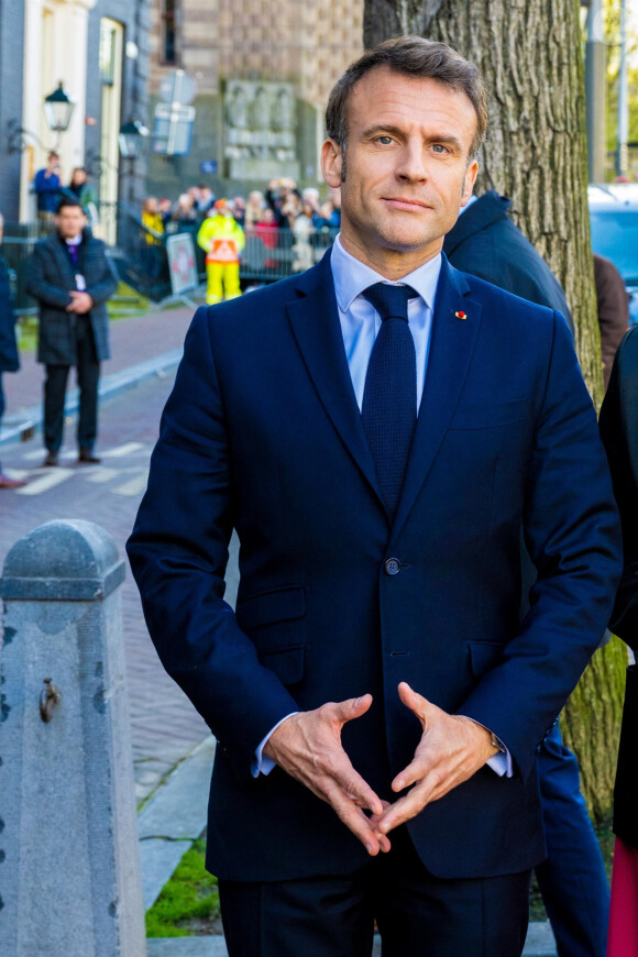 Le président Emmanuel Macron et sa femme Brigitte arrivent au musée Rijksmuseum à Amsterdam le 12 avril 2023. 