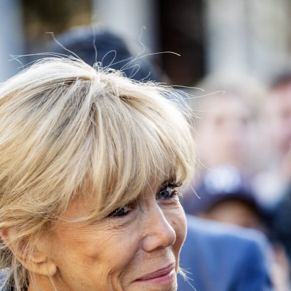 Brigitte Macron - Le président Emmanuel Macron et Brigitte Macron visitent l'exposition dédiée aux oeuvres de Johannes Vermeer à Amsterdam au musée Rijksmuseum le 12 avril 2023. 