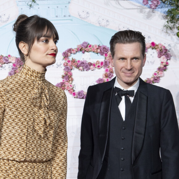 Son compagnon, Alex Kapranos a alors publié un commentaire hilarant.  "Un moment s'il te plaît. Tu ne m'avais pas dit que tu... étais en train d'enregistrer un nouvel album. Quelle nouvelle excitante !"
Clara Luciani et son compagnon Alex Kapranos - Photocall du 40ème Gala de Charité AROP (Association pour le Rayonnement de l'Opéra de Paris) à l'Opera Garnier à Paris le 27 février 2020. © Pierre Perusseau/Bestimage
