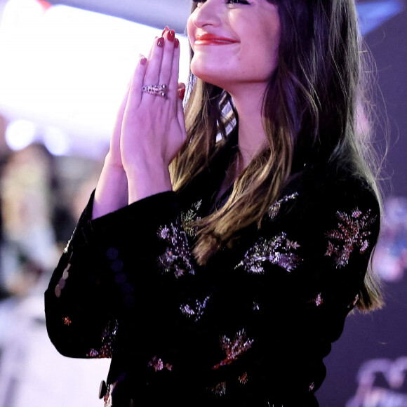 Clara Luciani au photocall de la 24ème édition des "NRJ Music Awards (NMA)" au Palais des Festivals à Cannes le 18 novembre 2022. © Dominique Jacovides / Bestimage 