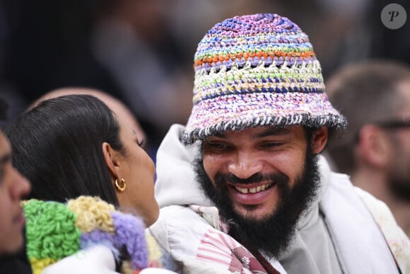 L'ancien basketteur est marié à la belle Lais Ribeiro depuis l'été dernier

Joakim Noah et sa femme Lais Ribeiro - People au match de Basketball Paris NBA 2023 entre les Pistons de Detroit et les Bulls de Chicago à l'Accor Arena Bercy le 19 janvier 2023.