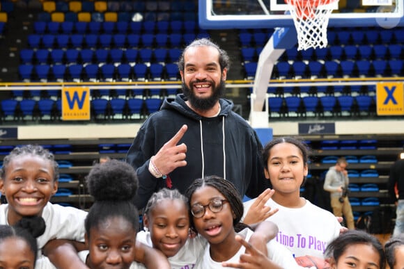 Joakim Noah - Killian Hayes et Joakim Noah assistent à l'atelier "NBA cares " à Levallois le 18 janvier 2023 . © Veeren/Bestimage