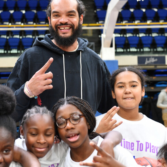 Joakim Noah - Killian Hayes et Joakim Noah assistent à l'atelier "NBA cares " à Levallois le 18 janvier 2023 . © Veeren/Bestimage