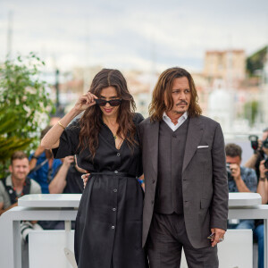 La réalisatrice Maïwenn et Johnny Depp au photocall de "Jeanne du Barry" lors du 76ème Festival International du Film de Cannes, le 17 mai 2023. © Dominique Jacovides/Cyril Moreau/Bestimage