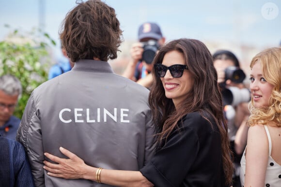Diego Le Fur et sa mère, la réalisatrice Maïwenn au photocall de "Jeanne du Barry" lors du 76ème Festival International du Film de Cannes, le 17 mai 2023. © Dominique Jacovides/Cyril Moreau/Bestimage