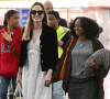 Une tenue qu'elle a associée à un sac à main orange ainsi qu'à une paire de baskets blanches. Elle tenait la main de sa célèbre maman qui quant à elle était parée d'une longe robe blanche assortie à ses sandales à talon.
Exclusif - Angelina Jolie et sa fille Zahara Jolie-Pitt arrivent à l'aéroport JFK de New York City, New York, Etats-Unis, le 16 mai 2023.