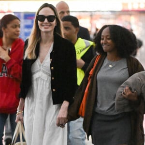 Une tenue qu'elle a associée à un sac à main orange ainsi qu'à une paire de baskets blanches. Elle tenait la main de sa célèbre maman qui quant à elle était parée d'une longe robe blanche assortie à ses sandales à talon.
Exclusif - Angelina Jolie et sa fille Zahara Jolie-Pitt arrivent à l'aéroport JFK de New York City, New York, Etats-Unis, le 16 mai 2023.