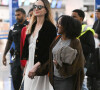 Mère et fille ont été aperçues en train d'arriver dans le hall de l'aéroport New-Yorkais. Impossible de connaître la destination de leur vol.
Exclusif - Angelina Jolie et sa fille Zahara Jolie-Pitt arrivent à l'aéroport JFK de New York City, New York, Etats-Unis, le 16 mai 2023. 